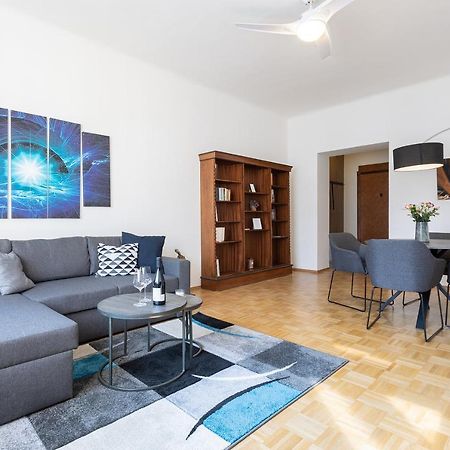 Bright And Spacious Attic Apartment Prag Dış mekan fotoğraf